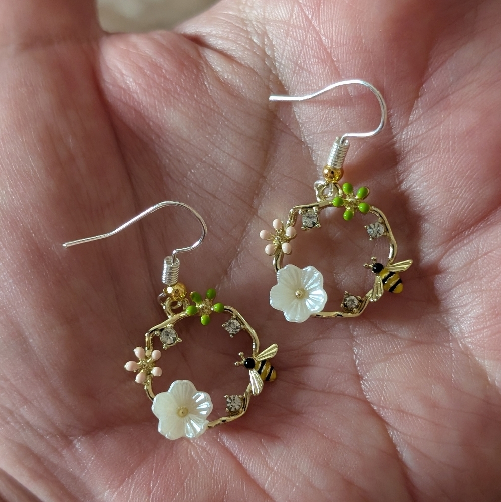 Handcrafted White Floral & Bee In Gold Tone Pierced Earrings - Picture 2 of 6